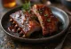 Geräucherte BBQ-Rippchen mit Bourbon-Sauce serviert