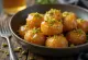 Loukoumades mit Pistazien und Honig, frisch gebacken, warm serviert