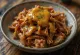 Geräuchertes BBQ-Pulled Pork mit Senfsauce serviert