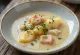 Cullen Skink, serviert mit reichlich geräuchertem Fisch und Petersiliendeko, warm serviert