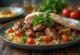 Fusion-Kebab mit gegrilltem Fleisch, Hummus und Joghurt-Sauce