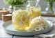 Lauch-Apfel-Pickles im Glas, dekoriert mit frischem Dill