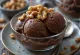 Serviertes Schoko-Walnuss-Eis mit Rum und gerösteten Nüssen