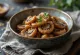 Goma-ae mit Shiitake-Pilzen, serviert mit geröstetem Sesam