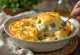 Klassischer Fish Pie mit Fischfüllung, Kartoffelpüree und Karotten, goldbraun gebacken