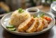 Hainan-Hähnchen serviert mit Reis und Gurke
