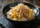 Oyakodon mit Katsuobushi, serviert auf gekochtem Reis mit reichen Aromen