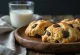 Schoko-Scones, mit frischem Tee serviert, weich und goldbraun