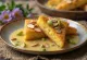 Shahi Tukda mit Vanillesauce, dekoriert mit Mandeln und Pistazien
